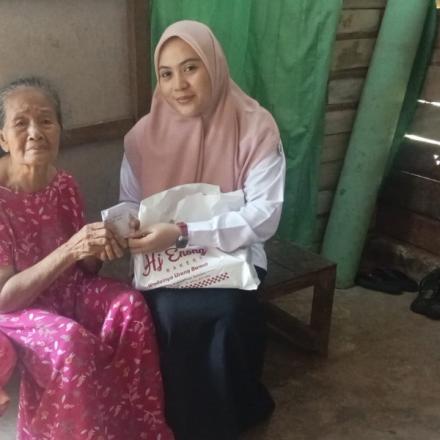 Pemdes Gunung Ulin Serahkan Bantuan Sosial kepada Ibu Tunsinah RT. 7